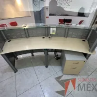 Lote 001 - Mueble de recepción metálica cubierta color madera y cubierta superior de vidrio - Imagen 6