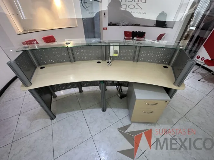 Lote 001 - Mueble de recepción metálica cubierta color madera y cubierta superior de vidrio - Imagen 6