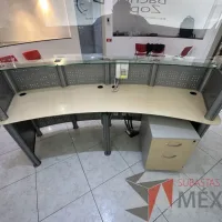 Lote 001 - Mueble de recepción metálica cubierta color madera y cubierta superior de vidrio