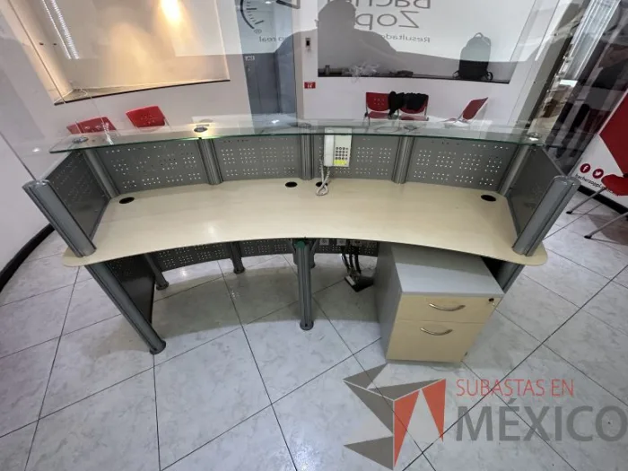 Lote 001 - Mueble de recepción metálica cubierta color madera y cubierta superior de vidrio
