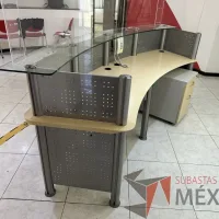 Lote 001 - Mueble de recepción metálica cubierta color madera y cubierta superior de vidrio - Imagen 8