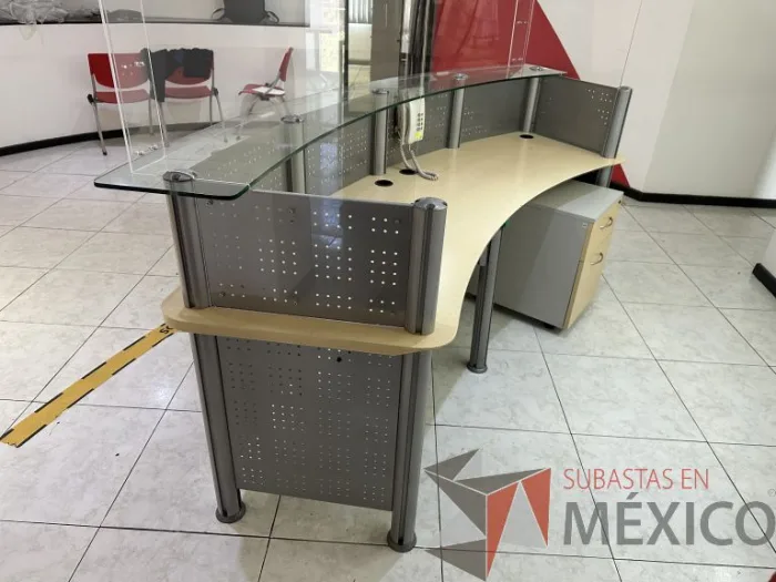 Lote 001 - Mueble de recepción metálica cubierta color madera y cubierta superior de vidrio - Imagen 8