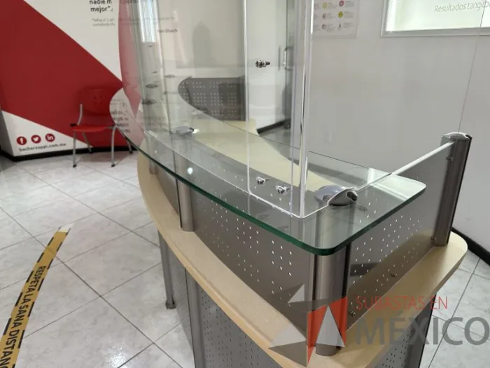 Lote 001 - Mueble de recepción metálica cubierta color madera y cubierta superior de vidrio - Imagen 9