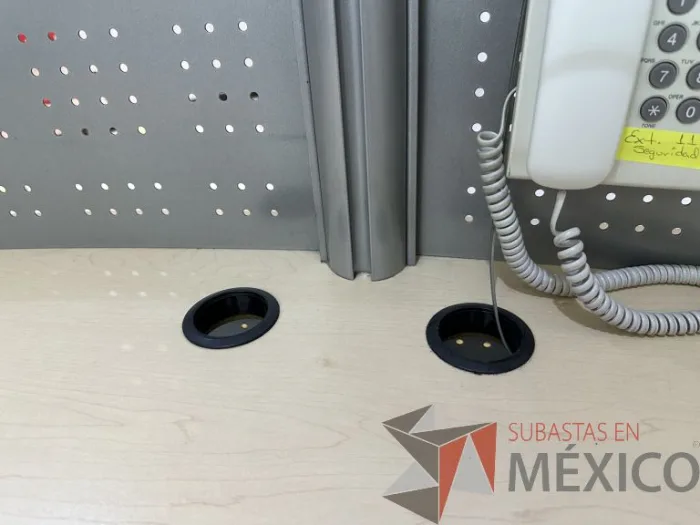 Lote 001 - Mueble de recepción metálica cubierta color madera y cubierta superior de vidrio - Imagen 10