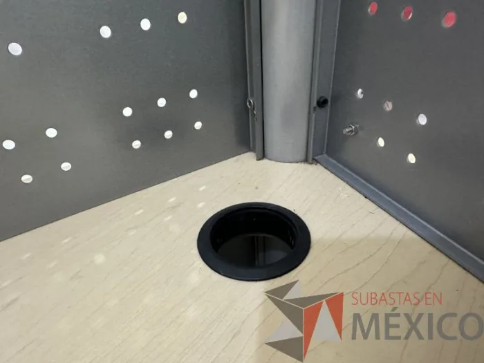 Lote 001 - Mueble de recepción metálica cubierta color madera y cubierta superior de vidrio - Imagen 11