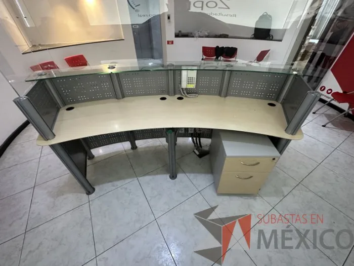 Lote 001 - Mueble de recepción metálica cubierta color madera y cubierta superior de vidrio - Imagen 14