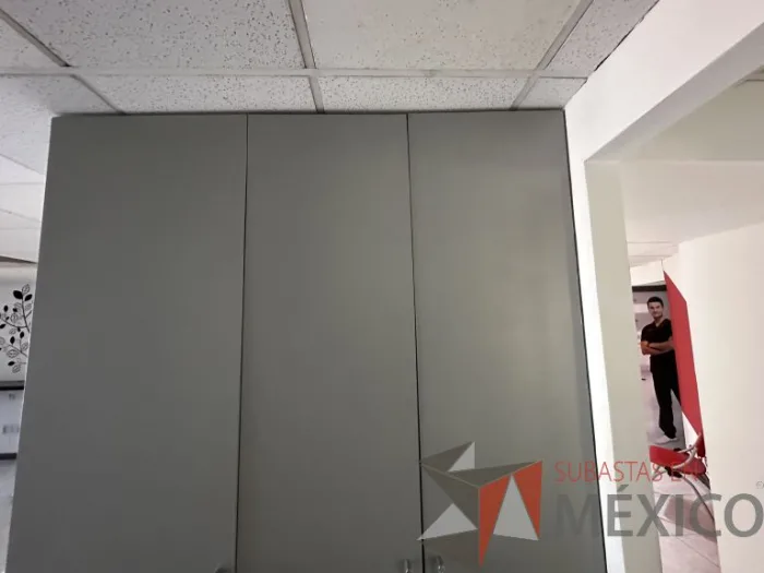 Lote 038 - Gabinete empotrado alto con 2 puertas color gris - Imagen 8
