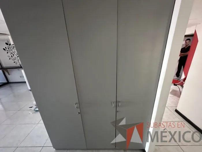 Lote 038 - Gabinete empotrado alto con 2 puertas color gris - Imagen 9