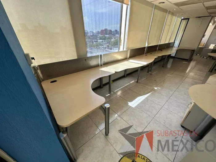 Lote 010 - Estación lineal para 6 personas con cubiertas color madera - Imagen 3
