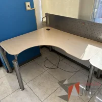 Lote 010 - Estación lineal para 6 personas con cubiertas color madera - Imagen 4