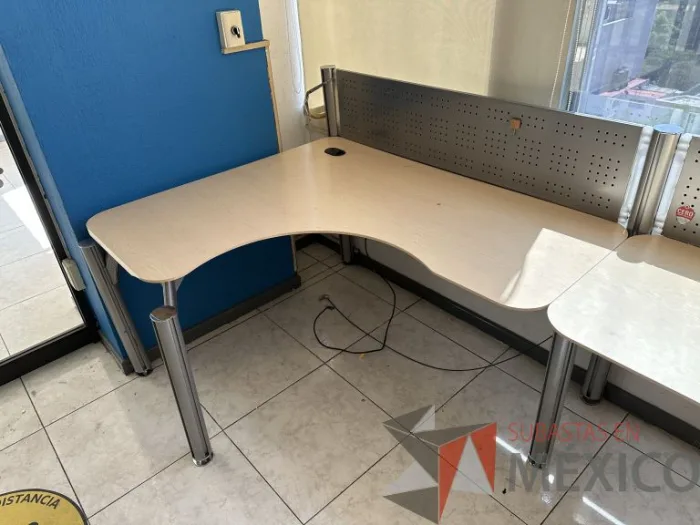 Lote 010 - Estación lineal para 6 personas con cubiertas color madera - Imagen 4