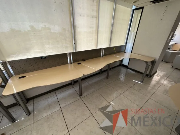 Lote 010 - Estación lineal para 6 personas con cubiertas color madera - Imagen 10