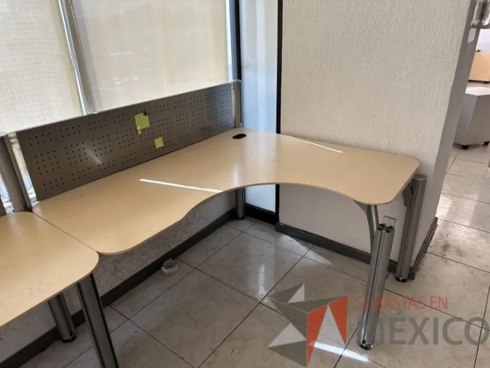 Lote 010 - Estación lineal para 6 personas con cubiertas color madera - Imagen 13