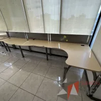 Lote 010 - Estación lineal para 6 personas con cubiertas color madera - Imagen 15