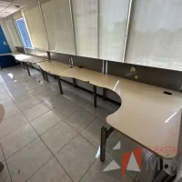 Lote 010 - Estación lineal para 6 personas con cubiertas color madera