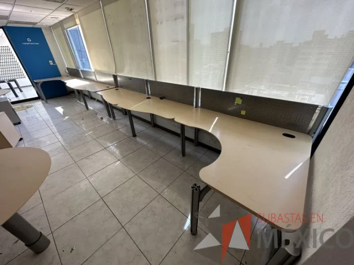 Lote 010 - Estación lineal para 6 personas con cubiertas color madera - Imagen 17