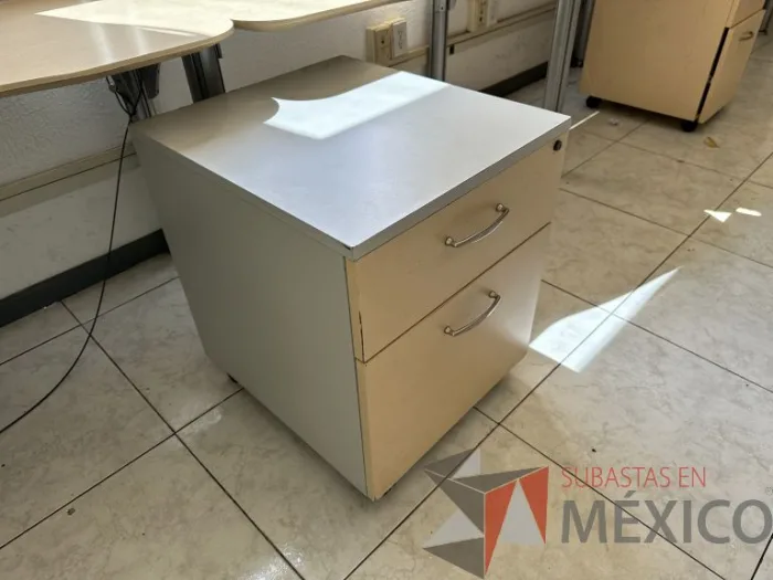 Lote 026 -2 Archiveros con ruedas de 2 cajones con tapas color gris - Imagen 5