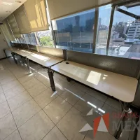 Lote 009 - Estación lineal para 4 personas con cubiertas color madera - Imagen 2