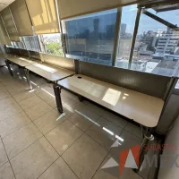 Lote 009 - Estación lineal para 4 personas con cubiertas color madera - Imagen 3