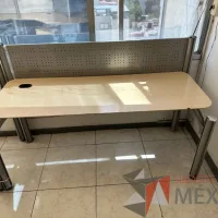 Lote 009 - Estación lineal para 4 personas con cubiertas color madera - Imagen 4