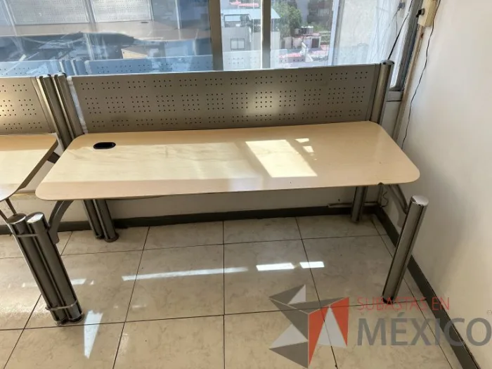 Lote 009 - Estación lineal para 4 personas con cubiertas color madera - Imagen 4