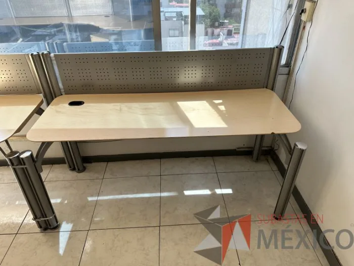 Lote 009 - Estación lineal para 4 personas con cubiertas color madera - Imagen 5