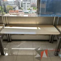 Lote 009 - Estación lineal para 4 personas con cubiertas color madera - Imagen 6