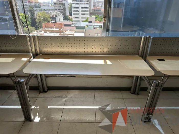 Lote 009 - Estación lineal para 4 personas con cubiertas color madera - Imagen 6