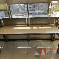 Lote 009 - Estación lineal para 4 personas con cubiertas color madera - Imagen 7