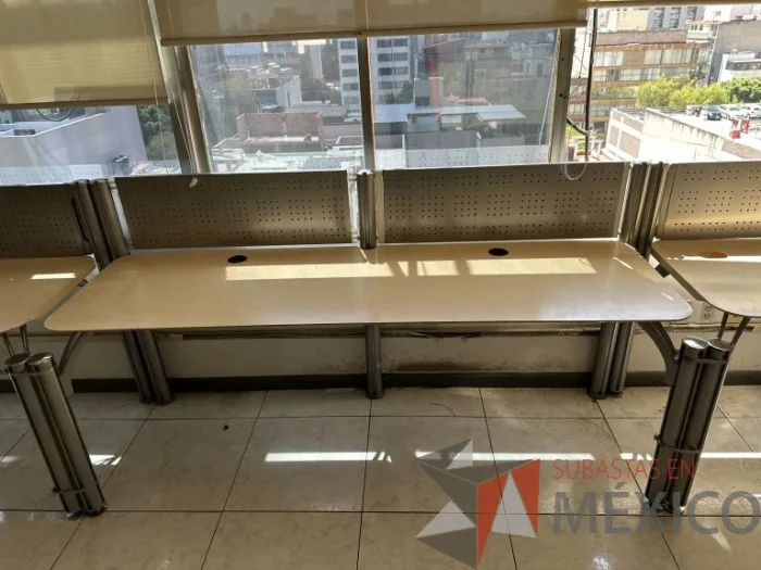 Lote 009 - Estación lineal para 4 personas con cubiertas color madera - Imagen 7