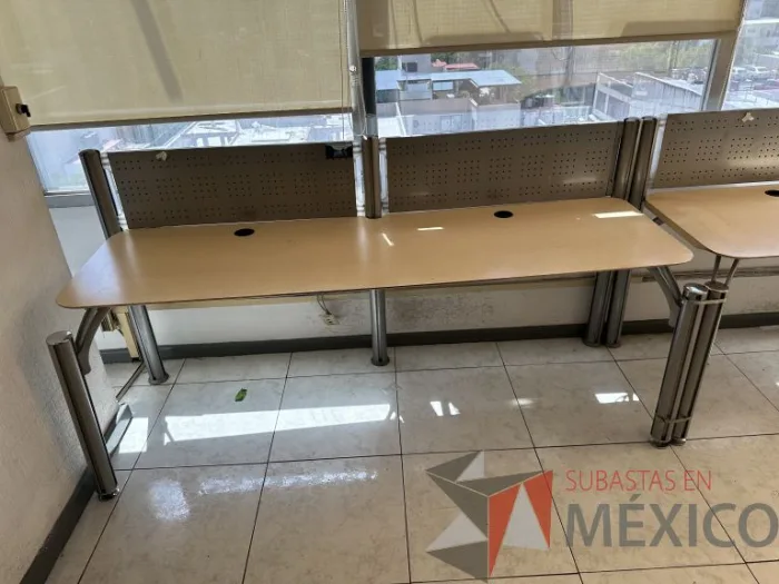 Lote 009 - Estación lineal para 4 personas con cubiertas color madera - Imagen 8