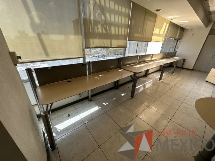 Lote 009 - Estación lineal para 4 personas con cubiertas color madera
