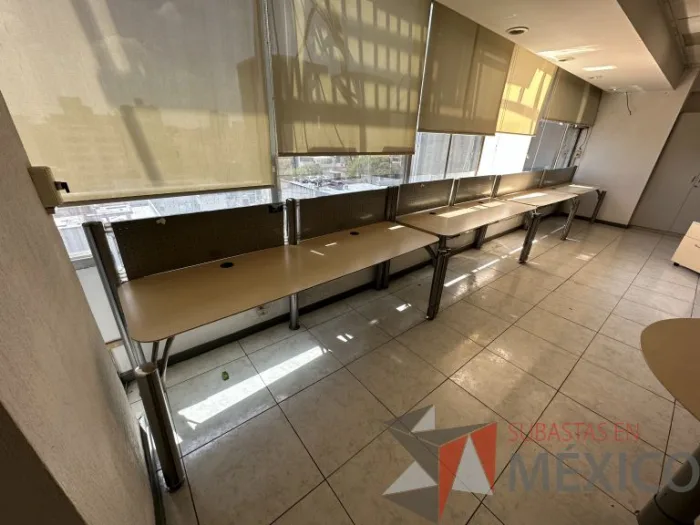 Lote 009 - Estación lineal para 4 personas con cubiertas color madera - Imagen 10