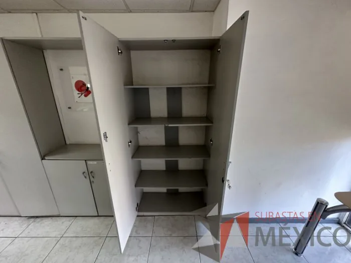 Lote 018 - Gabinete empotrado de 12 puertas color gris - Imagen 5