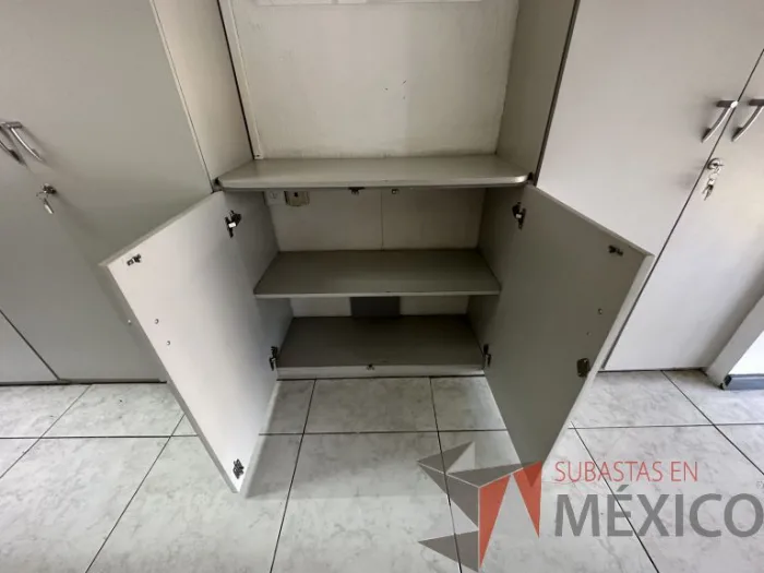 Lote 018 - Gabinete empotrado de 12 puertas color gris - Imagen 7