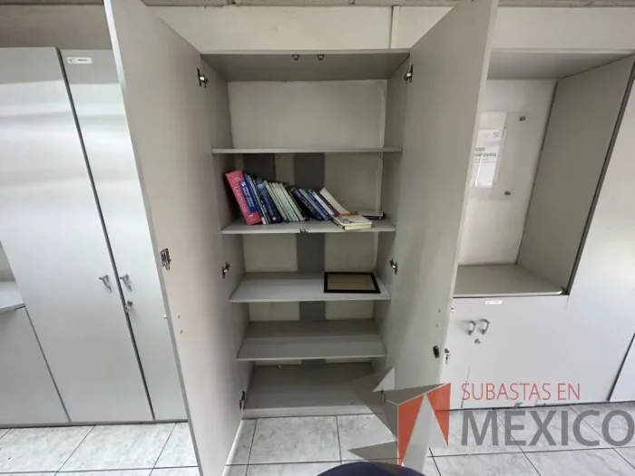 Lote 018 - Gabinete empotrado de 12 puertas color gris - Imagen 9
