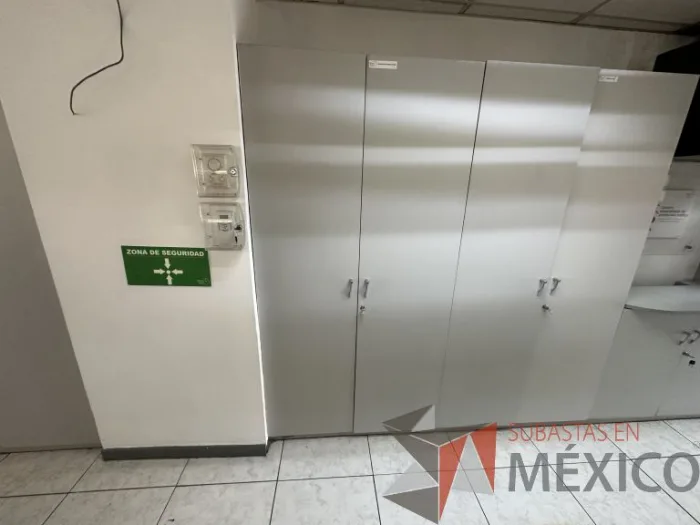 Lote 018 - Gabinete empotrado de 12 puertas color gris - Imagen 23