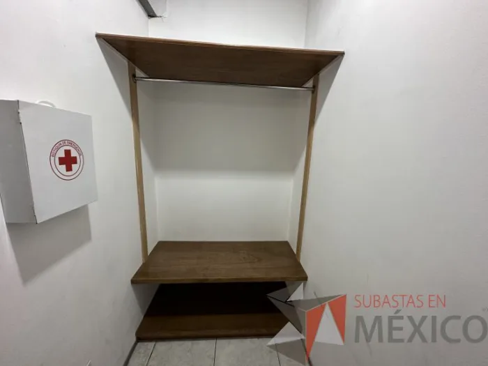 Lote 019 - Juego de 3 repisas con 1 tubo metálico empotrado - Imagen 2