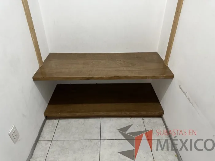 Lote 019 - Juego de 3 repisas con 1 tubo metálico empotrado - Imagen 3