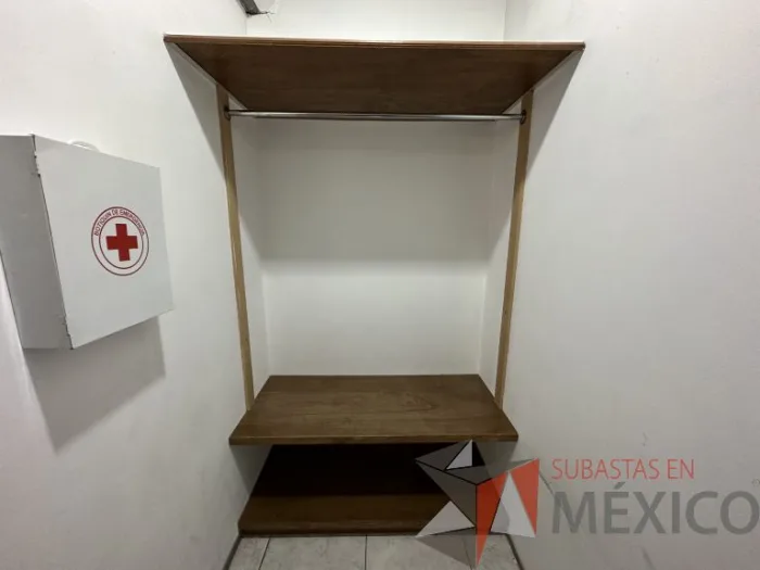 Lote 019 - Juego de 3 repisas con 1 tubo metálico empotrado