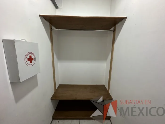 Lote 019 - Juego de 3 repisas con 1 tubo metálico empotrado - Imagen 6