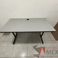 Lote 004 - Escritorio con base metálica, cubierta color gris y orificio para cables