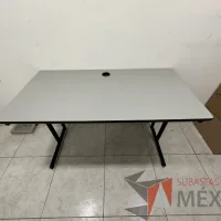 Lote 004 - Escritorio con base metálica, cubierta color gris y orificio para cables - Imagen 3
