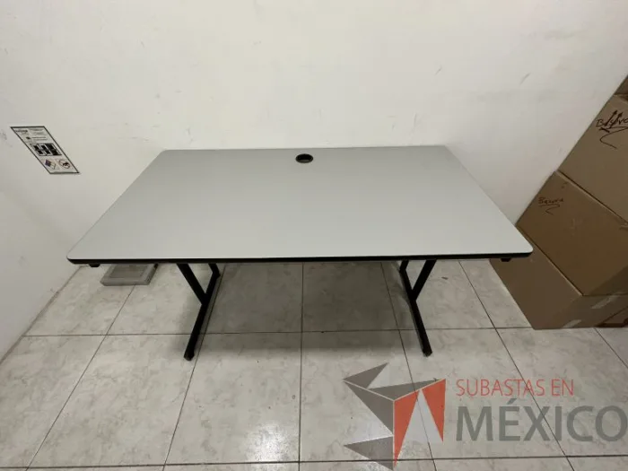 Lote 004 - Escritorio con base metálica, cubierta color gris y orificio para cables - Imagen 3