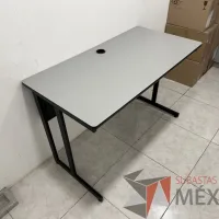 Lote 004 - Escritorio con base metálica, cubierta color gris y orificio para cables - Imagen 4