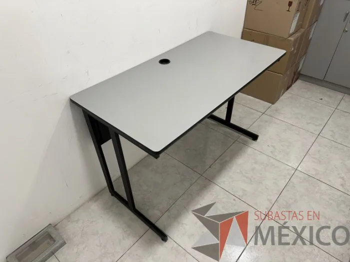 Lote 004 - Escritorio con base metálica, cubierta color gris y orificio para cables - Imagen 4