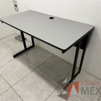 Lote 004 - Escritorio con base metálica, cubierta color gris y orificio para cables - Imagen 5