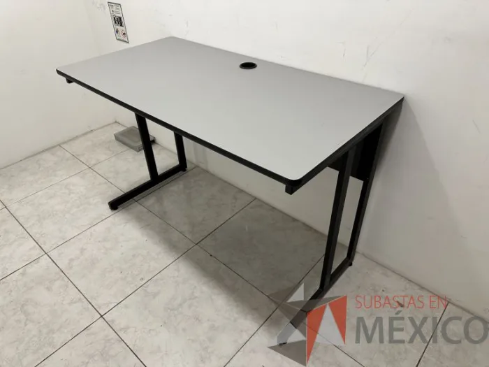Lote 004 - Escritorio con base metálica, cubierta color gris y orificio para cables - Imagen 5