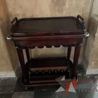 Lote 013 - Carrito de servicio en madera con charola desmontable cava y bebidas