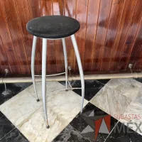 Lote 024 - Banco con descansapies, asiento color negro - Imagen 3